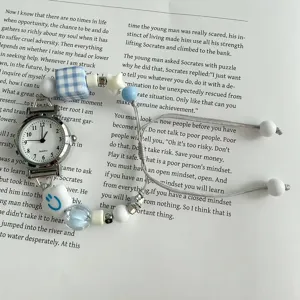 Primo piano di orologio carino per studenti con cinturino di perline