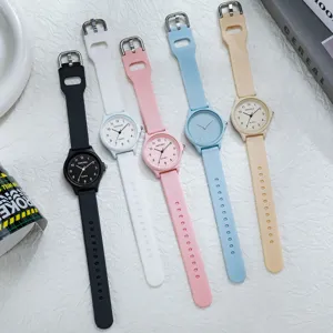 Cinque orologi analogici colorati in silicone in tonalità pastello e neutre