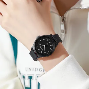 Dettaglio macro di un orologio al quarzo minimalista in silicone nero per studenti al polso