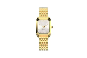 Detaillierte Makroansicht einer luxuriösen goldenen quadratischen Damenquarzuhr