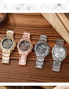 Vue détaillée de quatre montres à quartz de luxe en or, or rose et métal argenté chic.