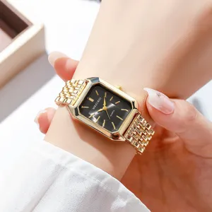 Elegante Nahaufnahme einer minimalistischen quadratischen Quarzuhr in Gold am Handgelenk.