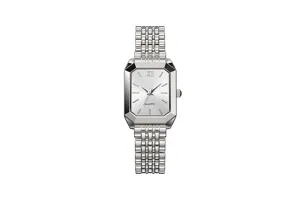 Nahaufnahme einer silbernen quadratischen Quarzuhr mit edlem Gliederarmband aus Stahl.