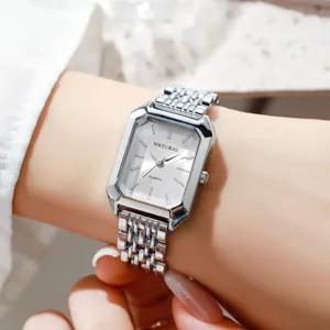 Nahaufnahme einer stilvollen silbernen quadratischen Quarzuhr mit einem Metallgliederarmband