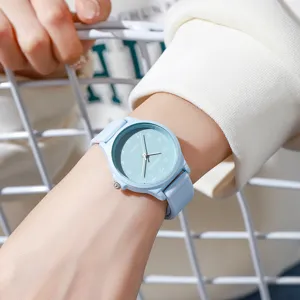 Vista ravvicinata dell'orologio analogico con cinturino in silicone azzurro sul polso
