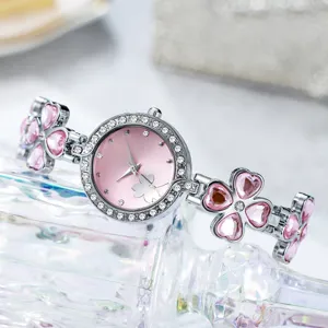 Detailansicht der silbernen Armbanduhr mit rosa Herz-Kleeblättern und Kristallen