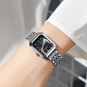 Elegante silberfarbene quadratische Damen-Quarzuhr mit schwarzem Zifferblatt am Handgelenk