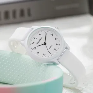 Dettaglio dell'orologio analogico bianco minimalista con cinturino in silicone per studenti
