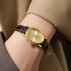 Elegante Vintage-Quarzuhr in Goldoptik für Damen mit einem braunen Lederarmband