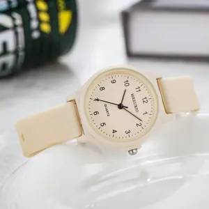 Dettaglio di un orologio al quarzo minimalista color crema con cinturino in silicone