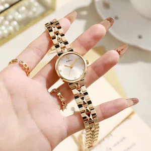 Elegante goldfarbene Armbanduhr für Damen mit minimalistischem Rundzifferblatt.