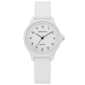 Orologio analogico minimalista bianco con cinturino in silicone e chiari numeri neri