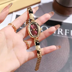 Reloj de pulsera de lujo para mujer en oro con esfera ovalada rojo vino y cristales brillantes