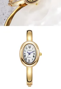 Elegante reloj de pulsera ovalado dorado con esfera romana y agujas azules