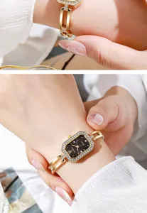 Nahaufnahme einer eleganten goldenen quadratischen Quarzuhr mit Kristalllünette