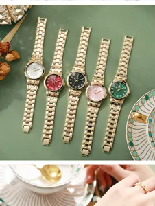 Cinque eleganti orologi al quarzo dorati con quadranti colorati e cinturini a nido d'ape.