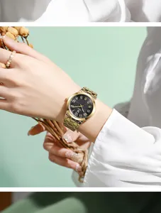 Dettaglio macro di un orologio al quarzo dorato da donna con quadrante nero