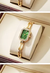 Detailansicht der eleganten goldenen Armbanduhr mit grünem Zifferblatt und Kristallen