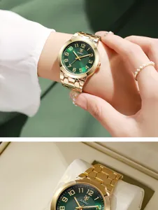 Vista dettagliata dell'orologio da donna con quadrante verde e oro