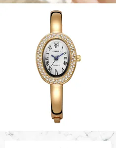 Detailansicht einer goldenen Armreif-Uhr mit ovalem Strass-Zifferblatt und Römischen Zahlen