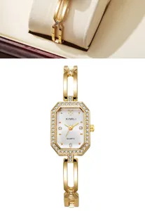 Detailansicht einer luxuriösen goldfarbenen Damenarmbanduhr mit Diamantlünette