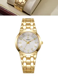 Dettaglio dell'elegante orologio al quarzo da donna dorato con cinturino a nido d'ape
