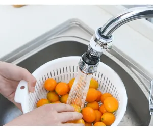 Dettaglio dell'estensore per rubinetto cucina con aeratore risparmio idrico nel lavello.