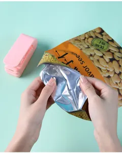 Vue detaille montrant la mini machine de scellage thermique scellant les sachets de snacks.