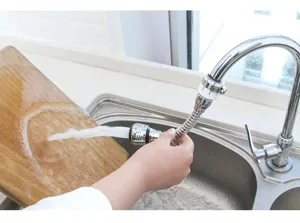 Spruzzatore estensore per rubinetto cucina flessibile che mostra il flusso d'acqua nel lavello.