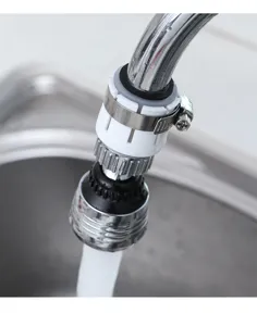 Primo piano del prolungatore per rubinetto da cucina, ugello filtro antispruzzo e aeratore.