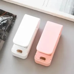 Mini thermoselleuse portable pour sacs en plastique, appareil de scellage de collations compact.