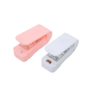 Mini thermofusible portable pour sacs en plastique, scelleuse manuelle en rose et blanc.