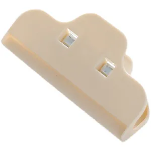 Clip de scellement alimentaire en plastique beige avec rouleaux pour conserver la fraicheur.