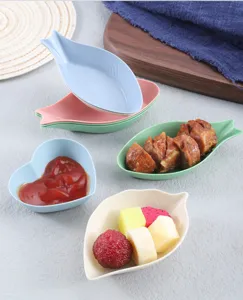 Detalle de plato de paja de trigo, ideal para salsas, condimentos y pequeños aperitivos.