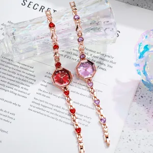 Élégante montre femme octogonale en or rose avec des cristaux en forme de cœur rouge et violet