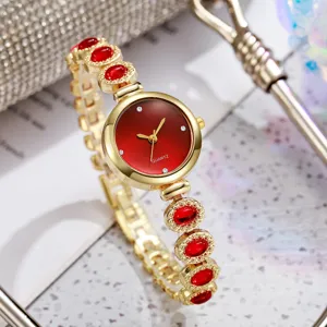 Élégante montre-bracelet dorée pour femme avec pierres rouges et cadran assorti en détail