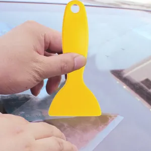 Raschietto in plastica per vetri auto e pellicole oscuranti applicazione adesivi.