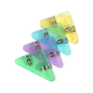 Pinces d'angle triangulaires en plastique coloré pour livres, marque-pages et cahiers d'école.