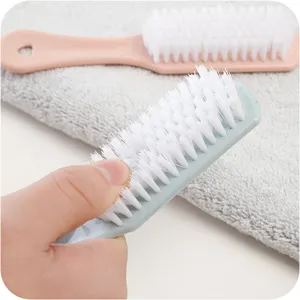 Einfarbige Plastikreinigungsbürste für Wäsche und Schuhe mit praktischen weichen Borsten.