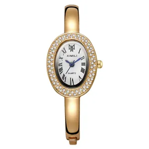 Elegante goldfarbene Armreif-Uhr mit Kristall-Lünette und römischem Zifferblatt