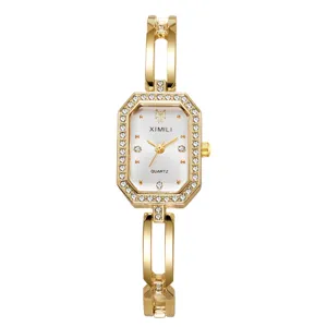 Elegante goldene Damenarmbanduhr mit quadratischer Strasslünette und präzisem Quarzwerk
