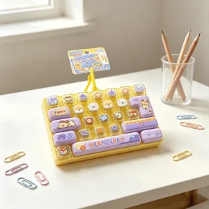 Primo piano dettagliato del simpatico giocattolo tastiera meccanica antistress con cucciolo.