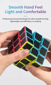 Vista dettagliata del cubo di velocità in fibra di carbonio 3x3, puzzle giocattolo liscio.