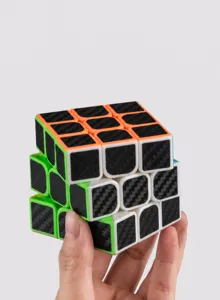 Dettaglio cubo di velocità 3x3 in fibra di carbonio, rotazione fluida e comoda presa.