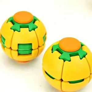 Detailansicht des bunten 3D gedruckten Dekompressions-Fidget-Toy-Balls mit rotierenden Zahnrädern.