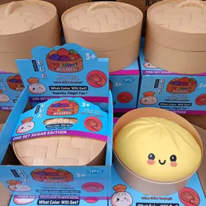 Γιγαντιαίο παιχνίδι squishy ζυμαρικού 25cm με χαριτωμένο πρόσωπο και κουτί ατμομάγειρα.