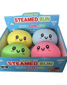 Primer plano de juguete squishy kawaii de panecillo al vapor con una cara muy tierna.