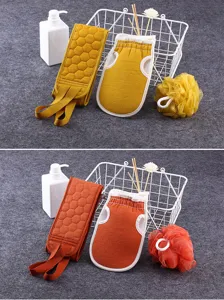 Detailansicht des 3-teiligen Duschsets mit Peeling-Rückenschwamm, Duschhandschuh und Badeschwamm.