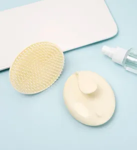 Detailansicht einer cremefarbenen Silikon-Kopfhautmassagebürste für die Haarwäsche