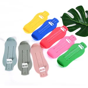 Gedetailleerd overzicht van kleurrijke babyvoetmeters met duidelijke schalen voor schoenen.